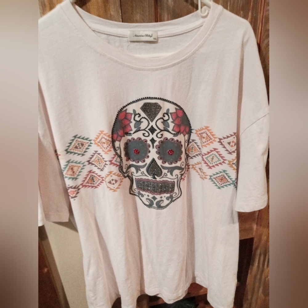 Ameriçan Bling Chic White Tee with Vibrant Skull Design